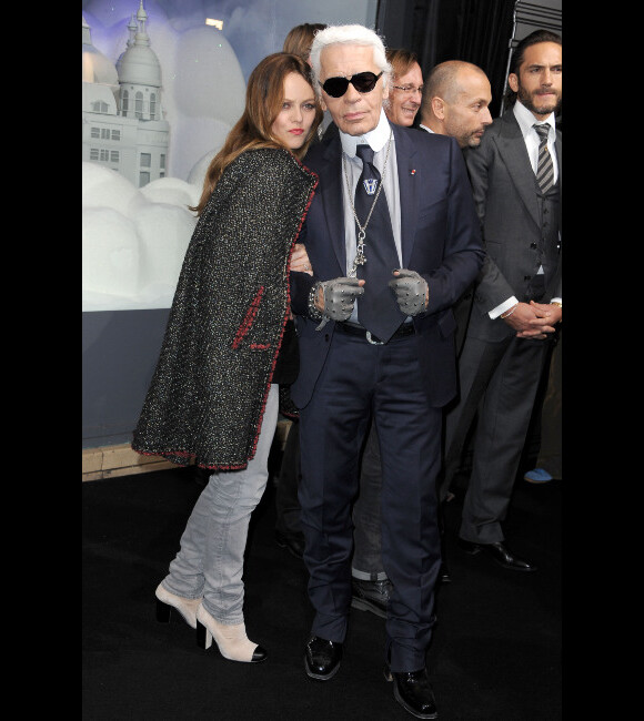 Vanessa Paradis et Karl Lagerfeld unis pour illuminer le magasin du Printemps à Paris, le 9 novembre 2011.