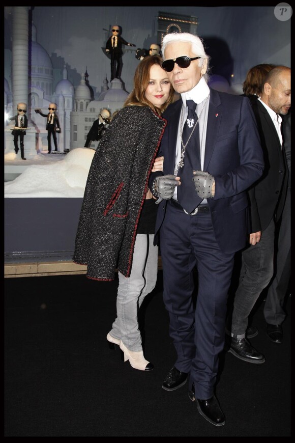 Vanessa Paradis et Karl Lagerfeld très complices illuminent le Printemps à Paris, le 9 novembre 2011.