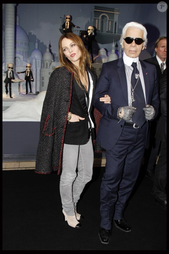 Vanessa Paradis manteau et chaussures Chanel accompagne Karl Lagerfeld pour illuminer le Printemps à Paris, le 9 novembre 2011.