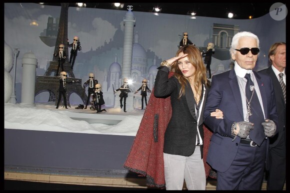 Vanessa Paradis et Karl Lagerfeld, amis pour la vie, illuminent le Printemps à Paris, le 9 novembre 2011.