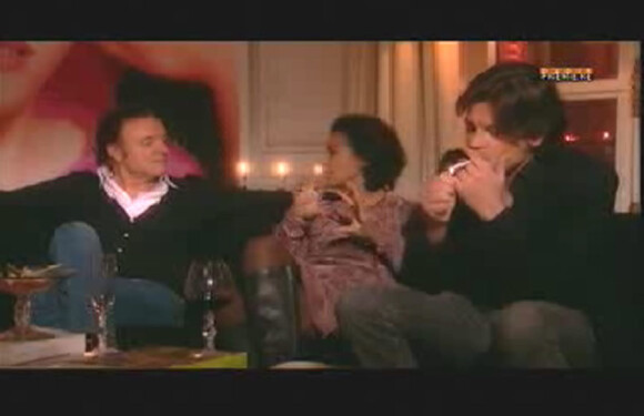 Benjamin Biolay allume sa cigarette lors de l'émission Rive Droite diffusée sur Paris Première le 9 novembre 2011