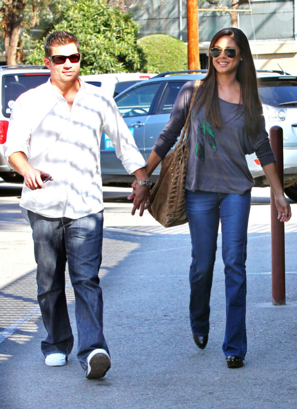 Nick Lachey et Vanessa Minnillo se rendent dans un restaurant pour fêter leurs anniversaires respectifs, le mercredi 9 novembre 2011.
