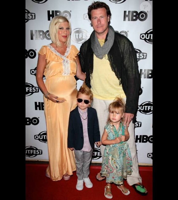 Tori Spelling, son mari Dean McDermott et leurs enfants Liam et Stella en juillet 2011 à Los Angeles