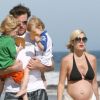 Tori Spelling, bien enceinte, en mai 2011 à Malibu avec son mari Dean McDermott et leurs enfants Liam et Stella 