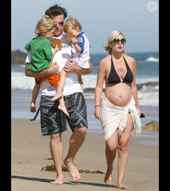 Tori Spelling, bien enceinte, en mai 2011 à Malibu avec son mari Dean McDermott et leurs enfants Liam et Stella 