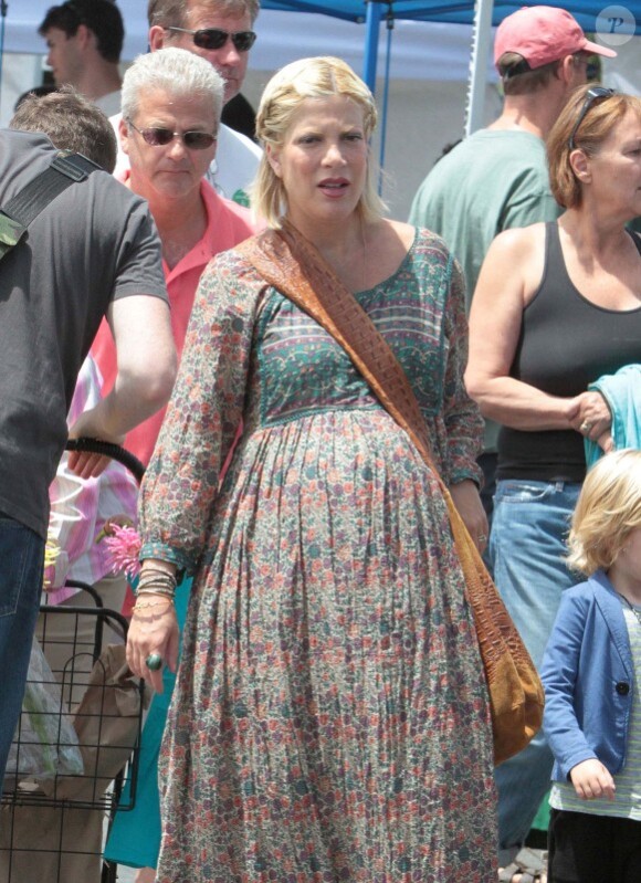 Tori Spelling, très enceinte, au Farmer's Market en août 2011 à Los Angeles  
