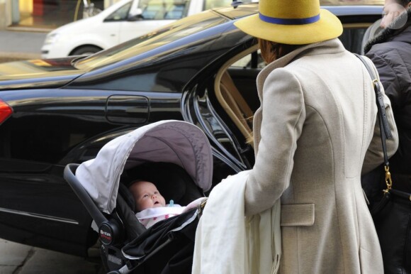 Jessica Alba quitte Milan, avec sa petite dernière, Haven. 12 novembre 2011