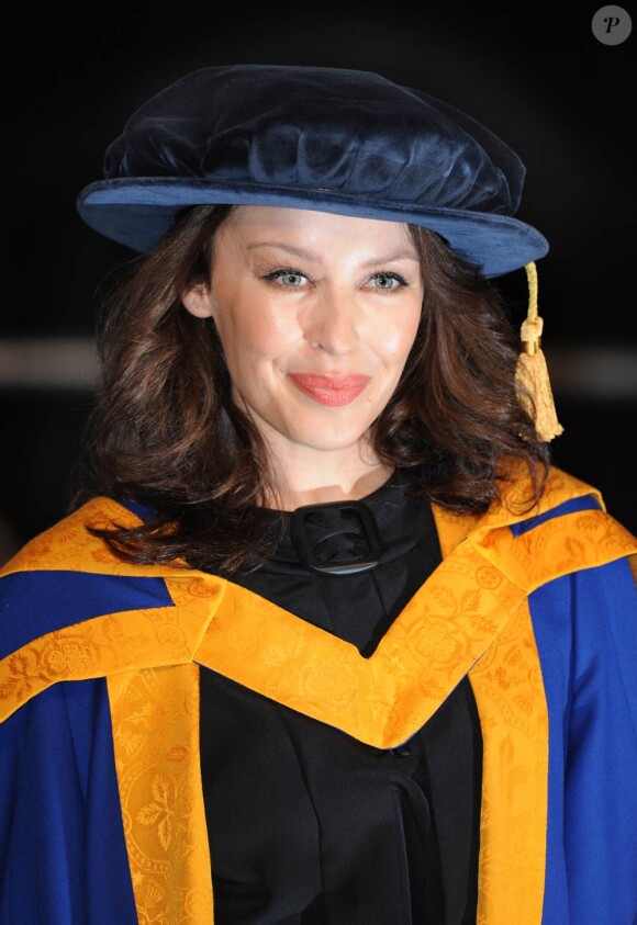 Kylie Minogue reçoit un doctorat honoraire de l'université Anglia Ruskin à Chelmsford, le 5 octobre 2011.
