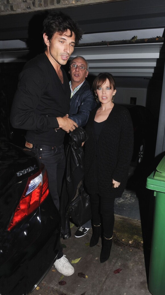 Kylie Minogue et son homme Andres Velencoso à la sortie des studios d'Abbey Road, le 10 novembre 2011.