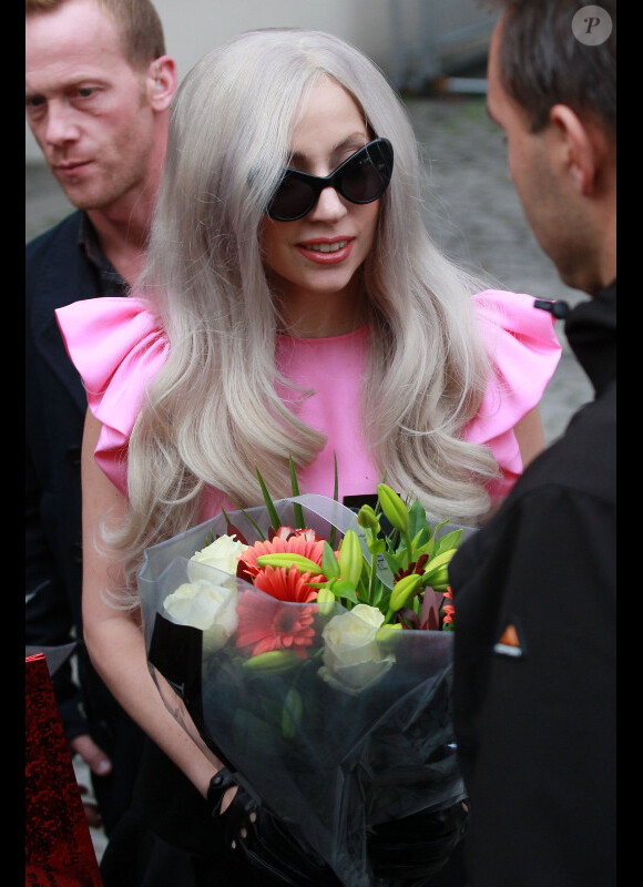 Lady Gaga reçoit des fleurs à la sortie de son hôtel à Londres, le samedi 12 novembre 2011.
