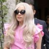 Lady Gaga pose à la sortie de son hôtel à Londres, le samedi 12 novembre 2011.