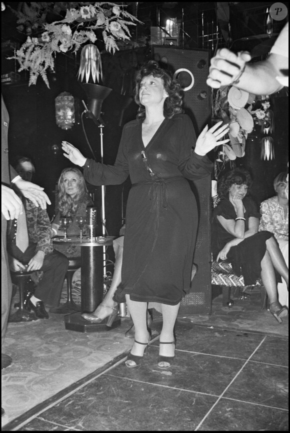 Régine danse dans sa boîte de nuit en 1975.