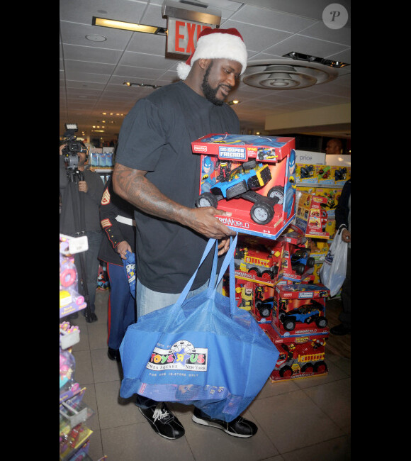 Les bras chargés de cadeaux, Shaquille O'Neal a parcouru les allés d'un célèbre magasin de jouets le 14 novembre 2011 à New York