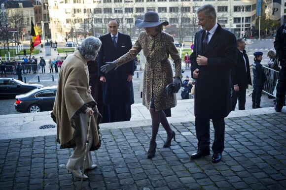 Mathilde et Philippe de Belgique arrivent avec la reine Fabiola pour la cérémonie du Te Deum en la cathédrale des Saints Michel-et-Gudule de Bruxelles, dans le cadre de la Fête du Roi, mardi 15 novembre 2011.