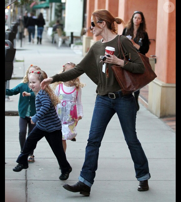 Marcia Cross essayent de calmer ses jumelles Eden et Savannah se baladent à Los Angeles, le 14 novembre 2011