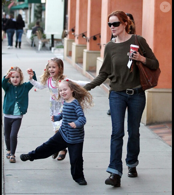Marcia Cross et ses filles toute souriantes Eden et Savannah se baladent à Los Angeles, le 14 novembre 2011