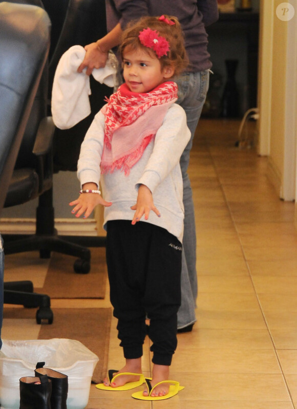 Honor est fière de ses ongles peints ! La petite a fait sensation dans un salon de mani-pédi à Los Angeles le 16 novembre 2011