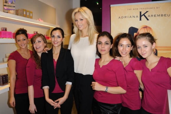 Adriana Karembeu a pris la pose avec le staff de son Spa lors du lancement de ses nouveaux parfums à Paris le 16 novembre 2011