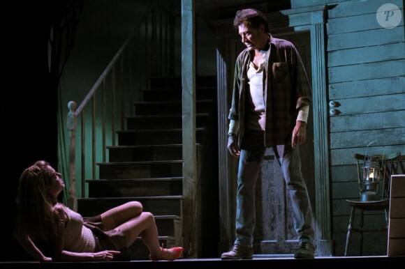 Johnny Hallyday et Audrey Dana dans Le Paradis sur Terre, rentrée 2011 du Théâtre Édouard-VII.
