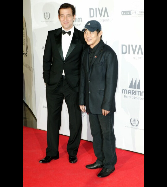 Clive Owen et Jet Li au gala de charité organisé par l'Unesco, à Duesseldorf, Allemagne, le 19 novembre 2011.
