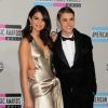 Justin Bieber aurait du prendre quelques conseils auprès de sa compagne Selena Gomez en matière de style le 20 novembre 2011 aux American Music Awards à Los Angeles