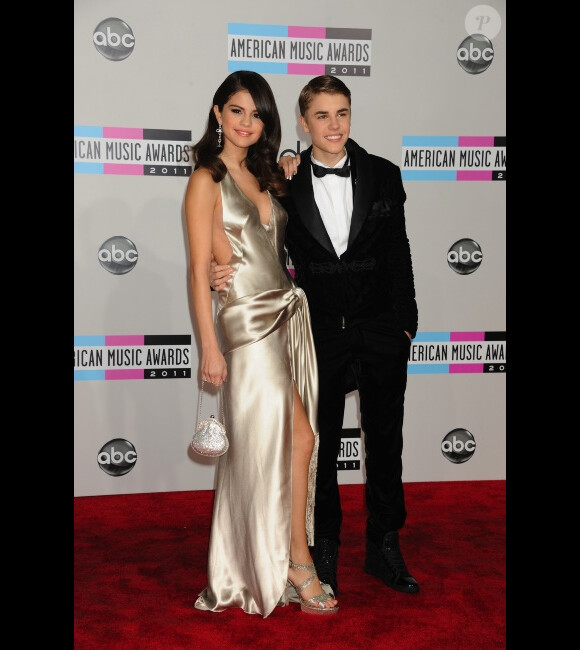 Justin Bieber aurait du prendre quelques conseils auprès de sa compagne Selena Gomez en matière de style le 20 novembre 2011 aux American Music Awards à Los Angeles