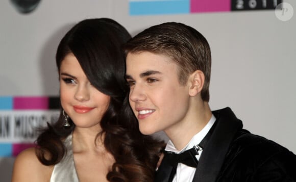 Justin Bieber a pu compter sur le soutien de sa compagne Selena Gomez le 20 novembre 2011 à Los Angeles pour les American Music Awards