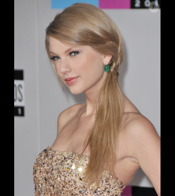 Taylor Swift, grande gagnante des American Music Awards au Nokia Theater LA Live de Los Angeles le 20 novembre 2011