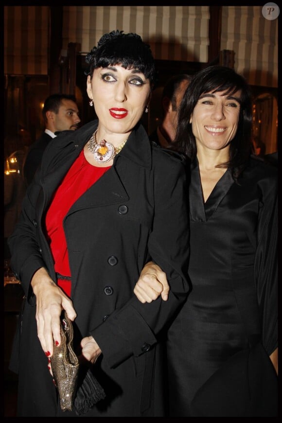Rossy de Palma et Blanca Li lors de la soirée en l'honneur de Christian Louboutin à Paris à la galerie du passage. Le 21 novembre 2011