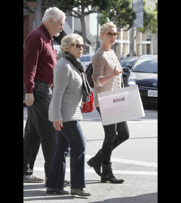 Katherine Heigl et sa maman ont fait du shopping chez Wolford à Los Angeles, le 21 novembre 2011