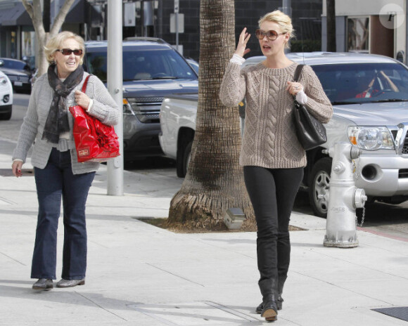 Katherine Heigl et sa maman font du shopping à Los Angeles, le 21 novembre 2011