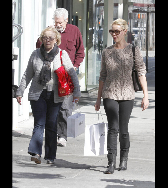 Katherine Heigl et ses parents font du shopping à Los Angeles, le 21 novembre 2011