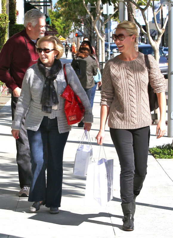 Katherine Heigl et ses parents Nancy et Paul font du shopping à Los Angeles, le 21 novembre 2011