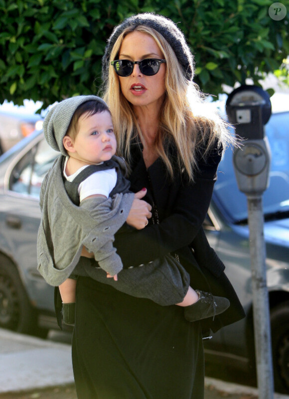 Rachel Zoe et son fils Skyler Morrison sous le soleil de Los Angeles, le 22 novembre 2011.