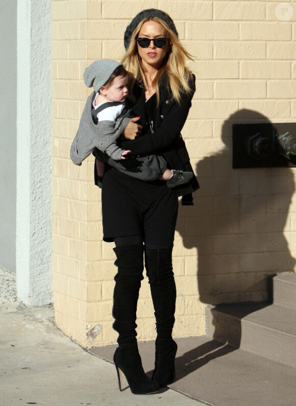 Rachel Zoe et son fils Skyler Morrison se promènent avec style dans les rues de Los Angeles, le 22 novembre 2011.