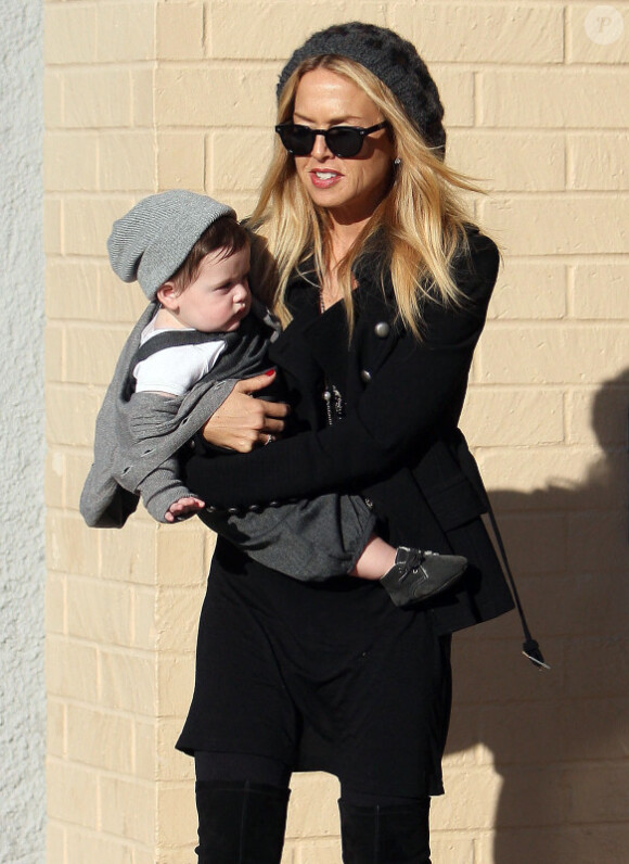 Rachel Zoe et son fils Skyler Morrison, sous le soleil de Los Angeles lors d'une balade entre mère à fils, le 22 novembre 2011.