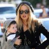 La styliste Rachel Zoe, son fils Skyler dans les bras, s'est accordé un petit repos lors d'une promenade à Los Angeles, le 22 novembre 2011.