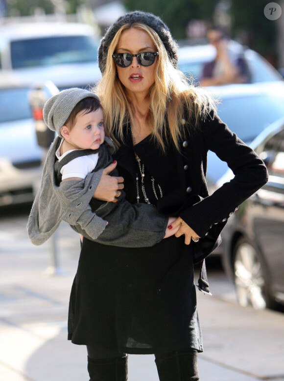 La styliste Rachel Zoe, son fils Skyler dans les bras, s'est accordé un petit repos lors d'une promenade à Los Angeles, le 22 novembre 2011.