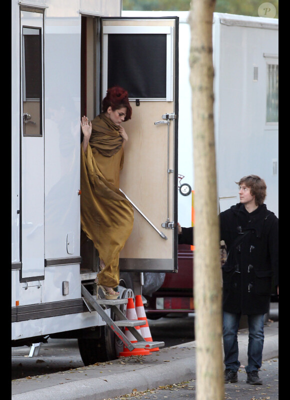 Eva Mendes sur le tournage du film Holly Motors au cimetière du Père-Lachaise à Paris le 22 novembre 2011