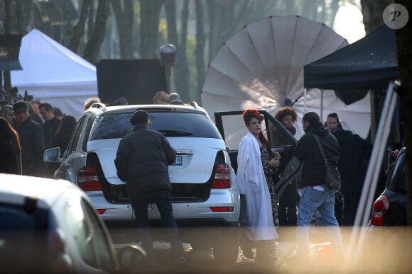 Eva Mendes, impressionnante, sur le tournage du film Holly Motors au cimetière du Père-Lachaise à Paris le 22 novembre 2011