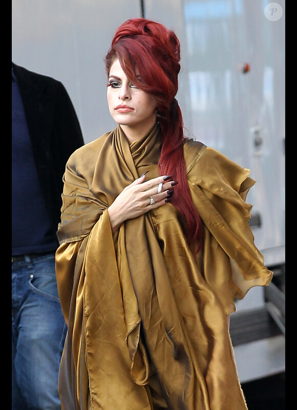 Eva Mendes sur le tournage du film Holly Motors au cimetière du Père-Lachaise à Paris le 22 novembre 2011