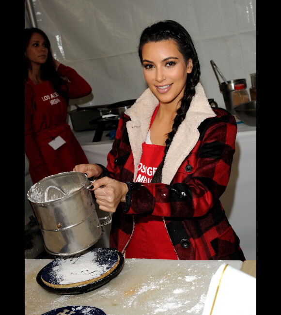 Kim Kardashian, nouvellement divorcée, a participé à une belle initiative : offrir un repas de Thanksgiving aux sans-abris, à Los Angeles, le 23 novembre 2011