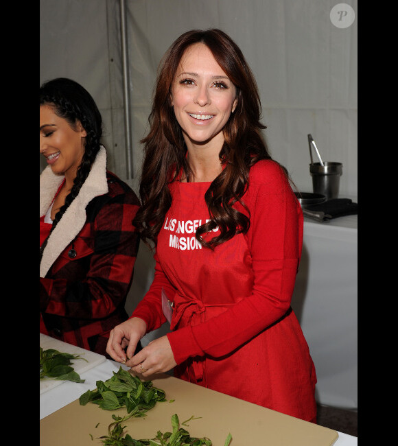 Jennifer Love Hewitt a participé à une belle initiative : offrir un repas de Thanksgiving aux sans-abris, à Los Angeles, le 23 novembre 2011