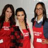 Jennifer Love Hewitt, Zoe Saldana et Kim Kardashian ont participé à une belle  initiative : offrir un  repas de Thanksgiving aux sans-abris, à Los  Angeles, le 23 novembre 2011