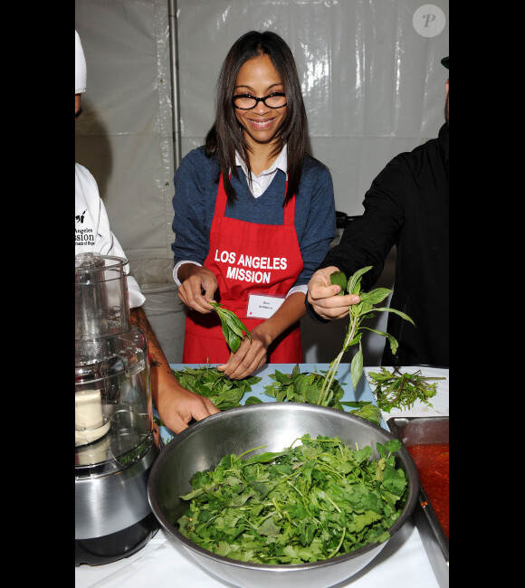 La jolie Zoe Saldana a participé à une belle  initiative : offrir un  repas de Thanksgiving aux sans-abris, à Los  Angeles, le 23 novembre 2011