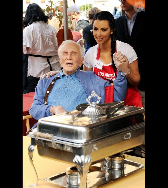 Kirk Douglas et Kim Kardashian ont participé à une belle  initiative : offrir un  repas de Thanksgiving aux sans-abris, à Los  Angeles, le 23 novembre 2011