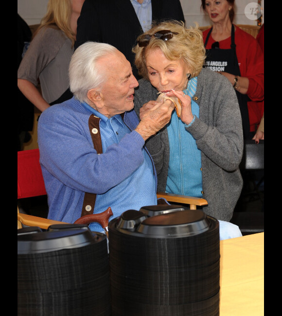 Kirk Douglas et sa femme ont participé à une belle  initiative : offrir un  repas de Thanksgiving aux sans-abris, à Los  Angeles, le 23 novembre 2011
