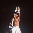 Queen en concert à Manchester, le 16 juillet 1986. Freddie Mercury dans toute sa splendeur.