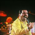 Queen en concert à Manchester, le 16 juillet 1986. Freddie Mercury dans toute sa splendeur.