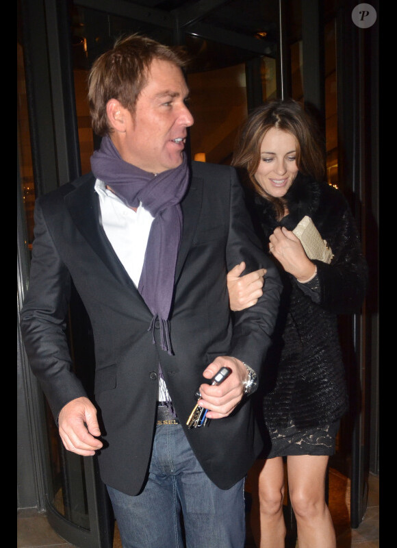Liz Hurley et son fiancé Shane Warne quittent un restaurant de Mayfair à Londres le 22 novembre 2011